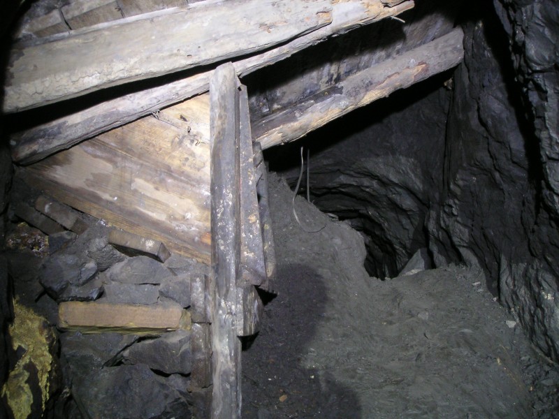 sc35_hoppertoinclineflats.jpg - The hopper from the Incline Flats in the Hard Cross Cut.