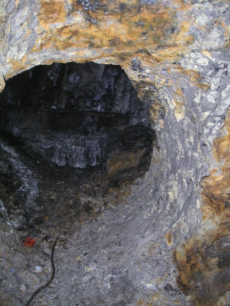 sc_bellchamber_blind.jpg - In the chamber there was this little passage that looked as if it went somewhere, but it was a complete blind, however it was a useful shelter against stones and debris that came down when the next person was abseiling in.