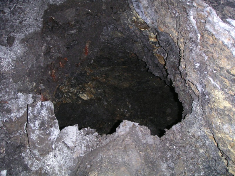sc_whimseyshaftlevel2.jpg - Maybe about half way down I penduled into a small level, a few meters from the entrance there was this big hole, which looks like a floor collapse, similar to the rail bridge along the Smallcleugh Cross Vein.