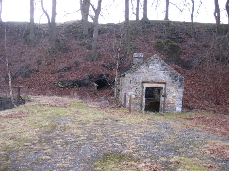 IMG_5604.JPG - Shield Hurst Level adit and old mineshop.