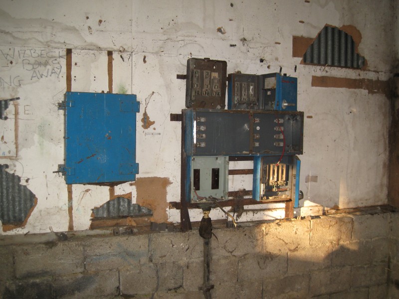 IMG_5607.JPG - Stripped out electrics in the workshop.