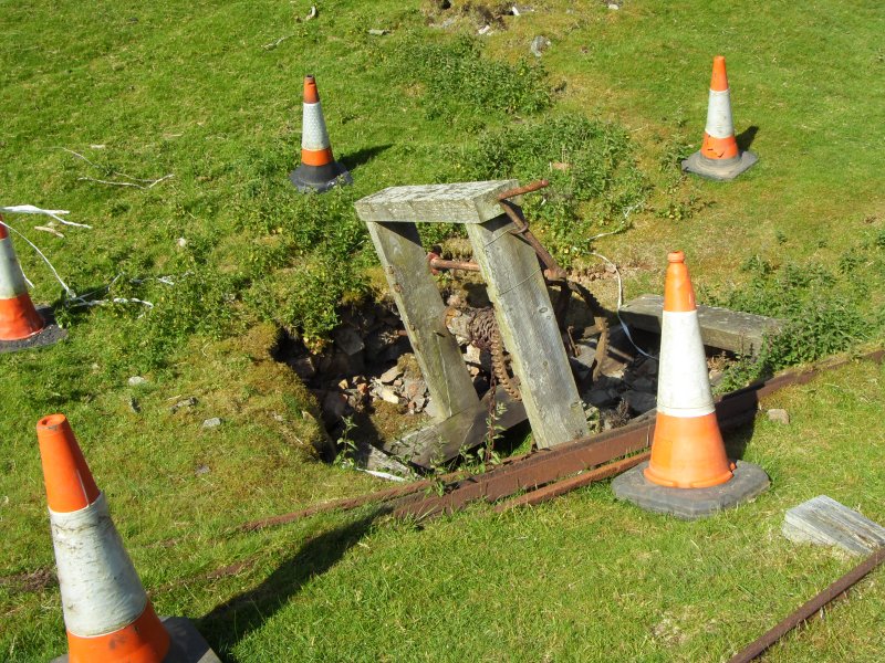 Sdc10213.jpg - A hand cranked winch, under siege by traffic cones - how bizzare.