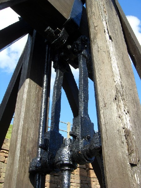 wlh_beamengine2.jpg - Crosshead linkage, crosshead slide and slide rods.
