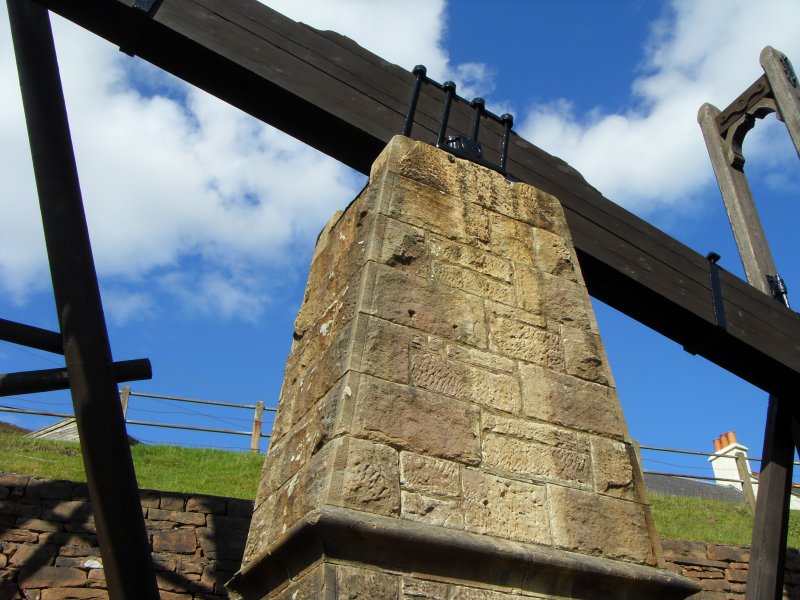 wlh_beamengine3.jpg - View of the centre pad plate, centre clamp plate and rods, beam centre and plummer block.