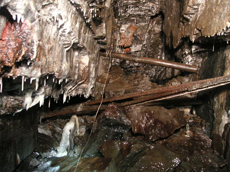 frogshaft_dogleg.jpg - Looking from the bottom of the shaft towards the dogleg, past the stemple the incline starts - it is about 8m deep.