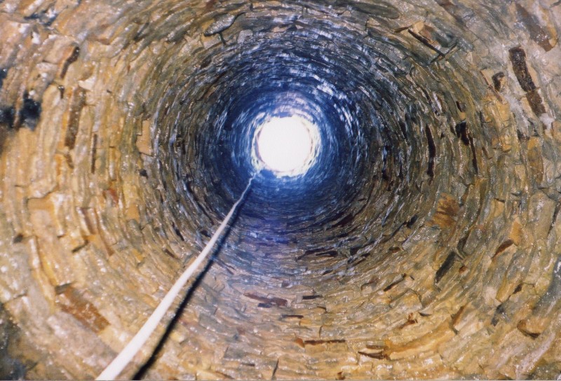 surfaceshaft7.jpg - Near the top of the shaft, ah I can see the light.