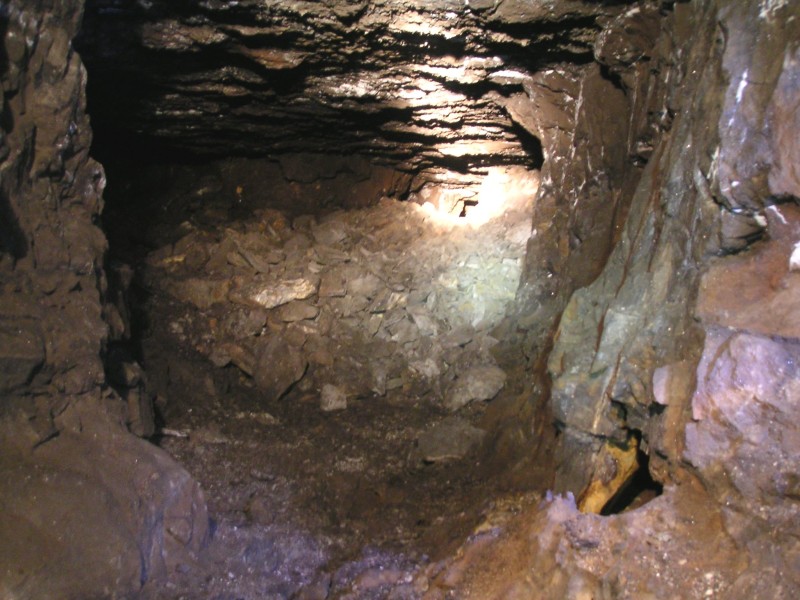 ss_rg_eastsunveinworkings3.jpg - One of the small chambers in the working, the height is around 1.3m. There are a few passages, but they do not lead anywhere.