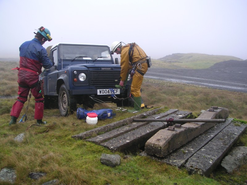 ss_rigging1.jpg - Charlie and Karli rigging the top of the shaft, it useful to have a Land Rover as backup, when your paranoid.