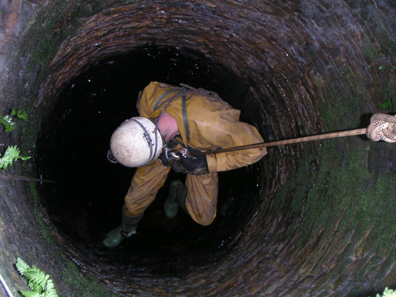 ss_flintyfellshaft7.jpg - Caplecleugh Vein Shafts: Clearing away mud deposits, better now than on the head later.