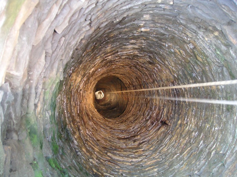 ss_gateshaft4.jpg - Caplecleugh Vein Shafts: View to the bottom, the water reflecting the light.