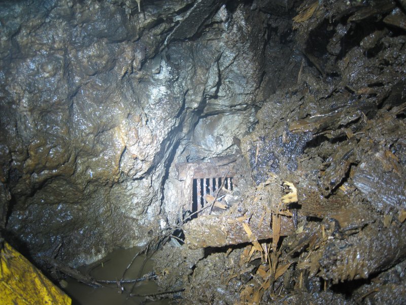 Img_4493.jpg - The partially exposed grill, and gateway to the incline downstream.