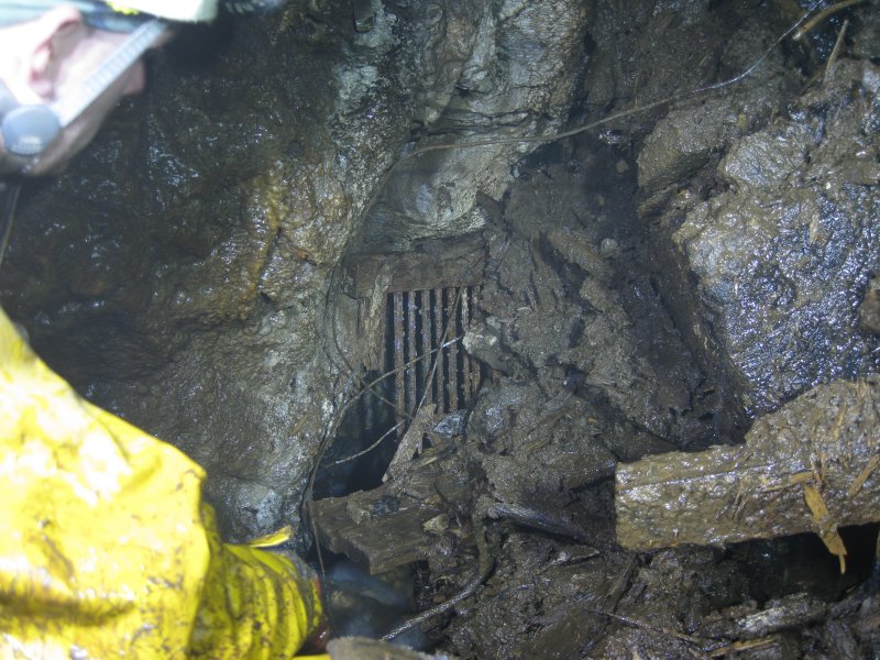 Img_4495.jpg - More debris removed, sure don't want that pile on the right to move whilst your in there.