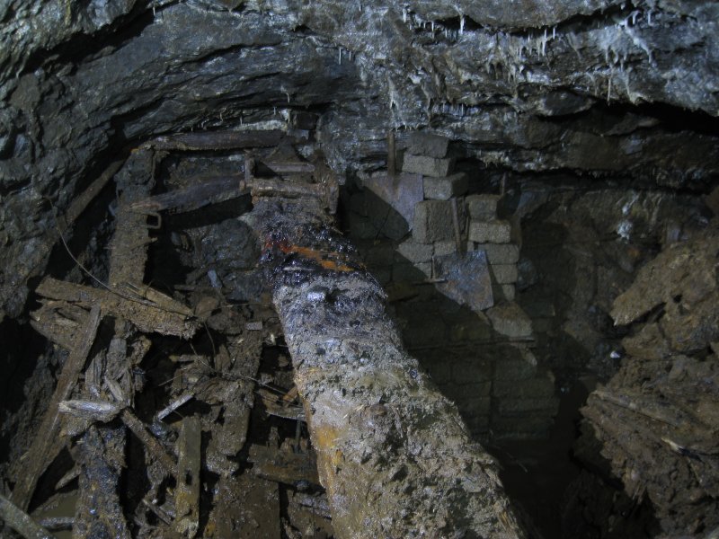 Img_4504.jpg - Beam and concrete blocks in the chamber.