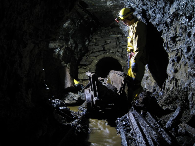 Img_4506.jpg - Pete by the ore truck, the arch is the level going upstream. Note how low the trucks are, probably made like this for the reduced height level.