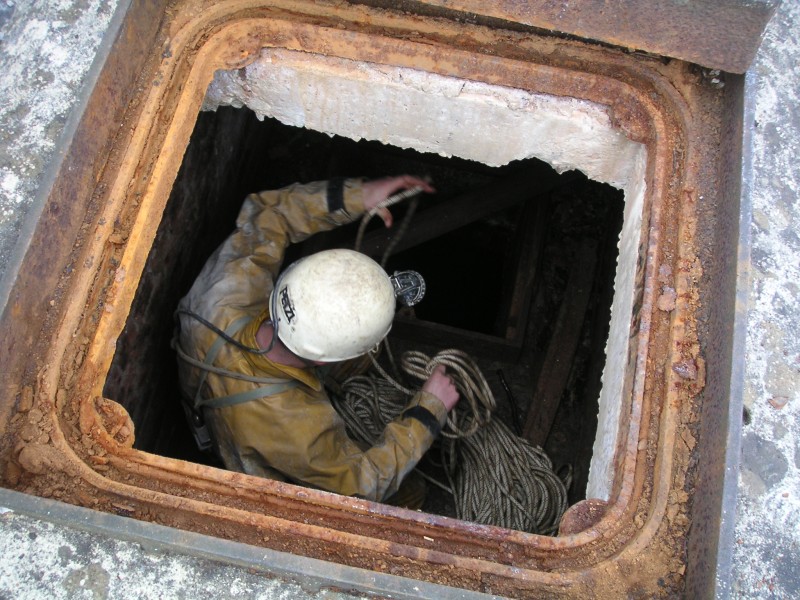 wgs02_platform.jpg - Karli rigging the shaft on the platform.