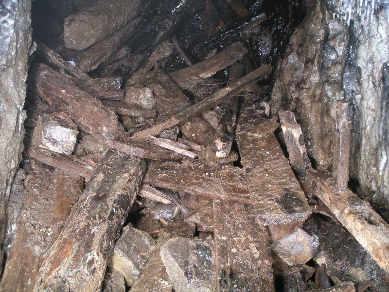 wgs08_debrispile2.jpg - The pile of bebris at the shaft bottom.