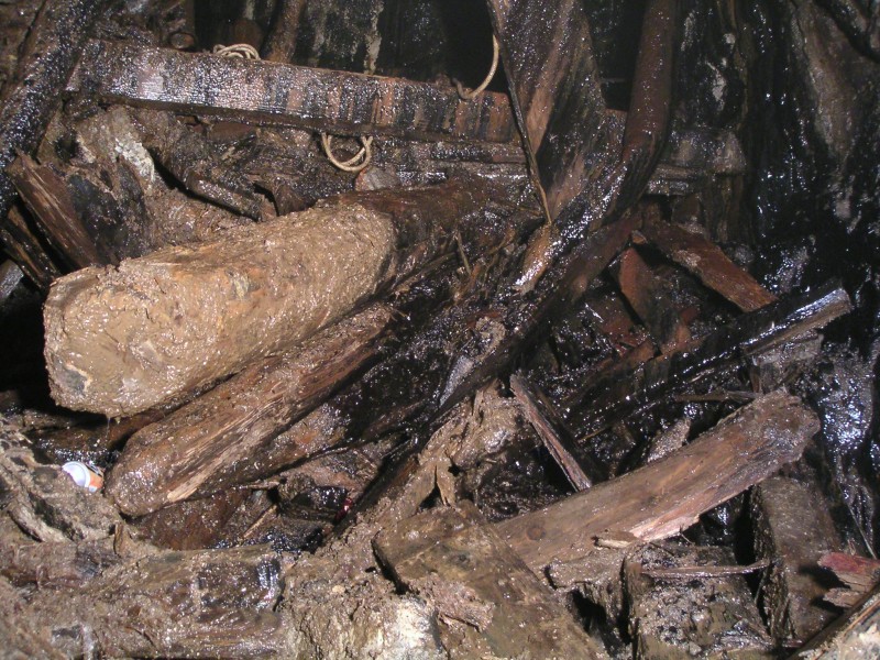wgs09_debrispile3.jpg - The rope is at the top of the debris pile.