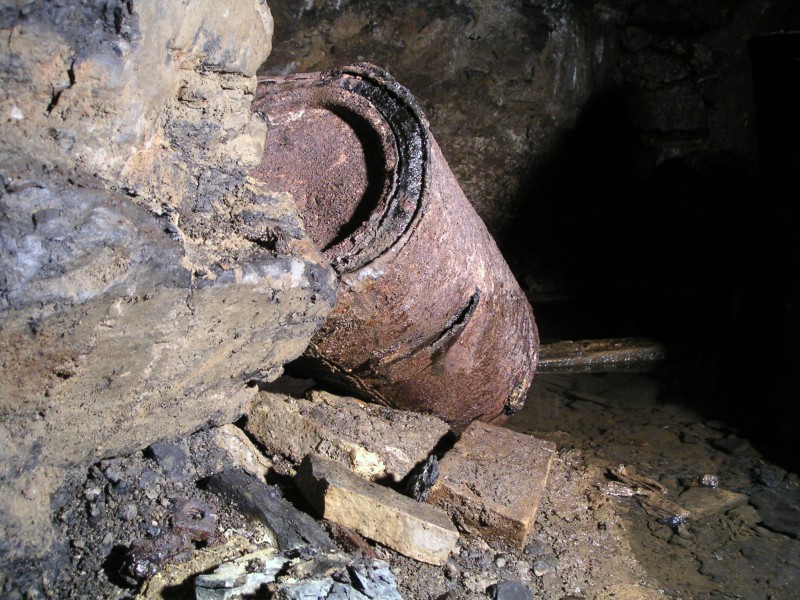 wgs20_tardrum.jpg - At first I thought this was an oil drum, but then I noticed tar on the lid, was it a tar drum?