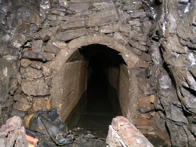 wgs21_entrance2upstream.jpg - The start of the concrete arching heading upstream.