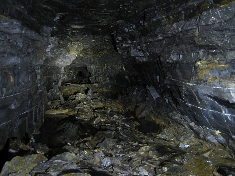 IMG_4737.JPG - View across the 50m of shale fall.