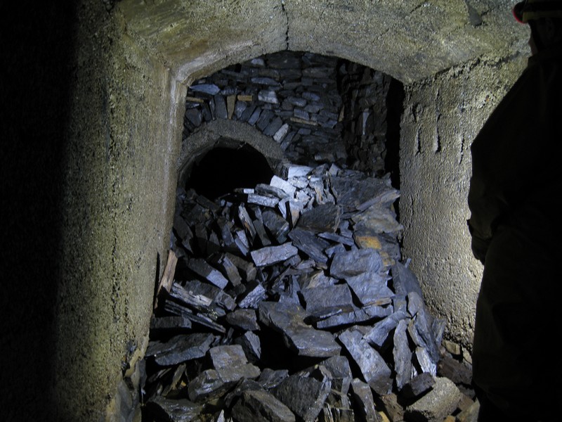 IMG_4741.JPG - Close up of the fall, there is still some material left in the roof past the arch.