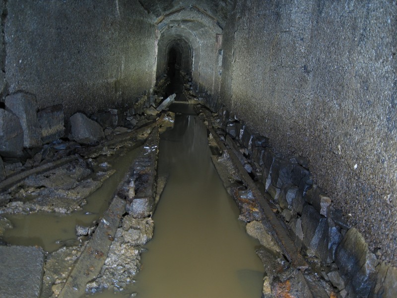 IMG_4744.JPG - Looking downstream from the siding. Set of points in the middle - interesting note, most of the rails here are on their sides.