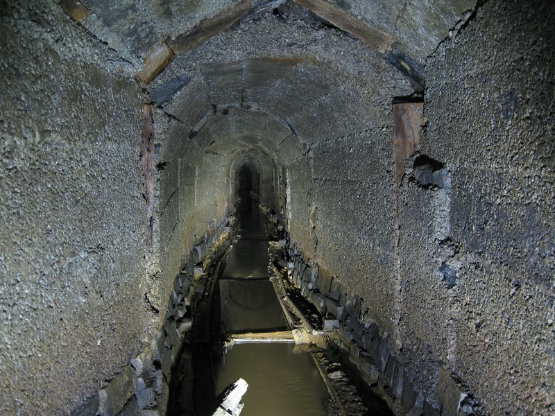 IMG_4750.JPG - Looking downstream from just past the siding. The passage so far has pretty much been in this condition all the way up.