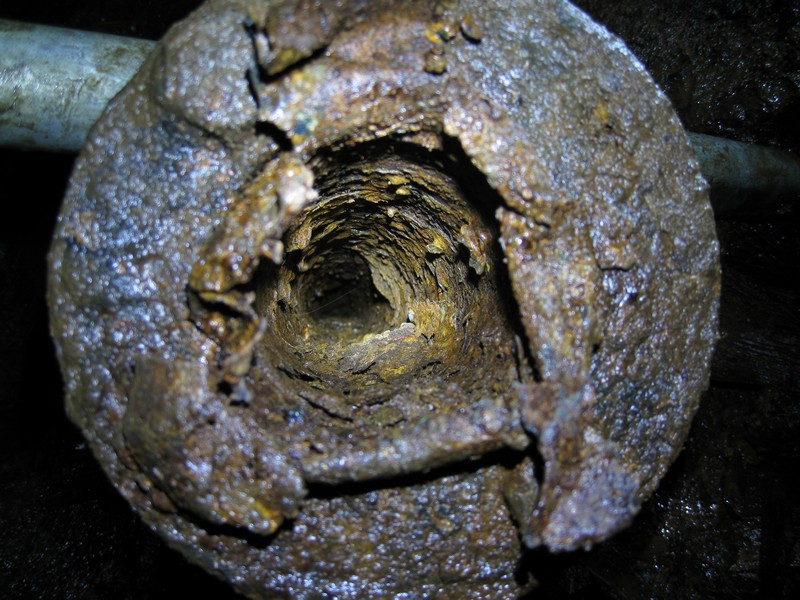 IMG_4765.JPG - Air pipe sticking out of the debris pile, complete with a few strands of spiders web - not much of a living down here.