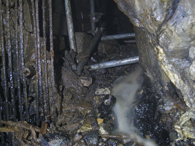 IMG_4786.JPG - Grill and supports, looking up from the level chamber.