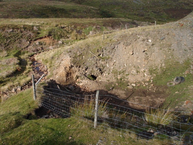 P9291661.JPG - Exposed section of the horse level.