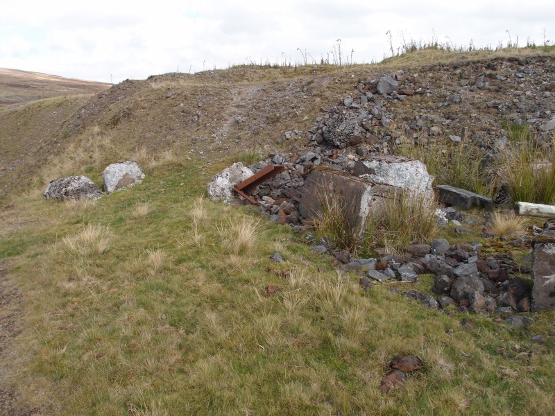P9291668.JPG - Concrete pillars.