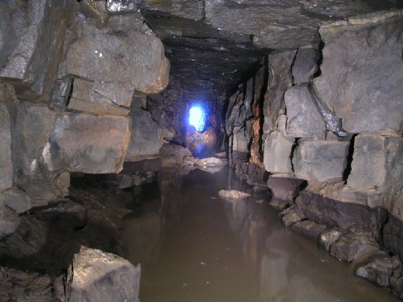Pict5390.jpg - Further in past the walling an area of solid rock is entered.