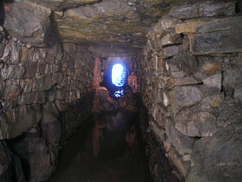 Pict5395.jpg - Looking out towards the portal, this is the end of the stone walling. the first small fall can be seen by the iron staining.