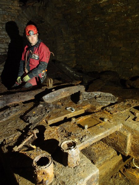 P6113802.JPG - Artefacts in the engine bed.