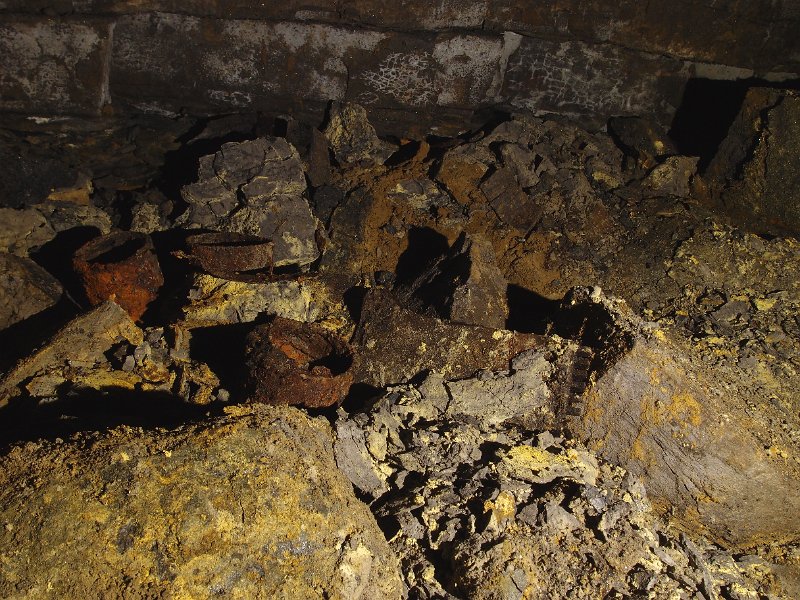 P6113809.JPG - Just opposite the crosscut from the ladder way, some pipe couplers and remains of a wooden box.