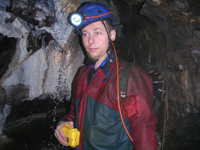 ccl_cowhillx_junc5.jpg - I'm bemused by the floating Karli. Deep water does have its uses, I've never had a oversuit this clean during a trip.