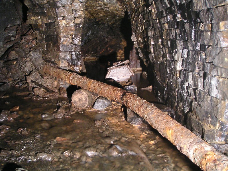 ccl_juncof_horse_middlecleugh_vein2.jpg - Looking down the left (east) branch of the junction, you can see a toilet box and numerous artifacts. The passage to Smallcleugh is left at this second junction after the first.