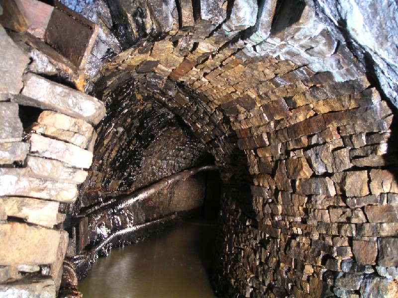 ccl_juncof_horse_middlecleugh_vein3.jpg - Looking into the right branch of the main junction, this leads to the western workings of Capelcleugh. Something to be explored on another trip.