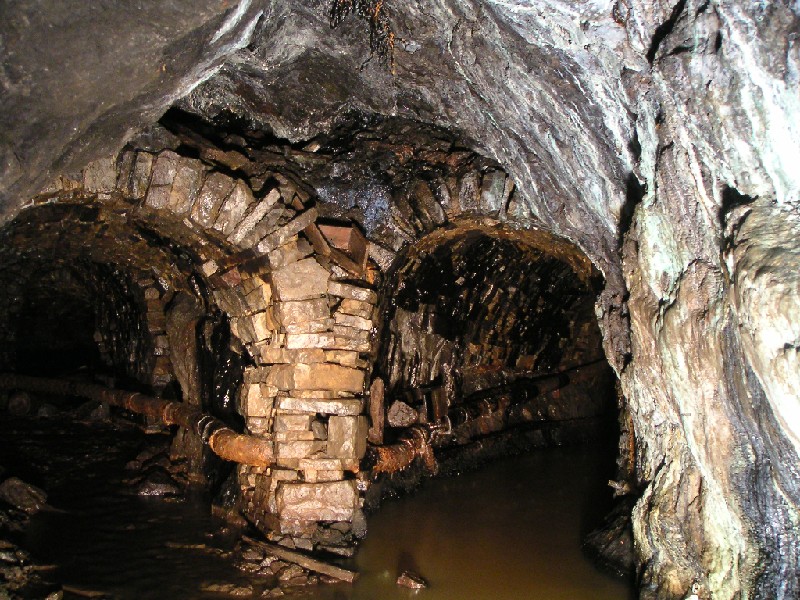 ccl_juncof_horse_middlecleugh_vein4.jpg - View of the main junction at the end of the Horse Level with Middlecleugh Vein and the Western Workings.