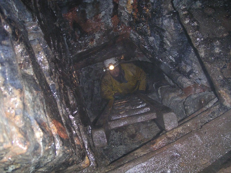 ccl_ladderrise6.jpg - The top of the ladders in the sub level below Smallceugh. Back to a place where we have been before, ah the mental relief.