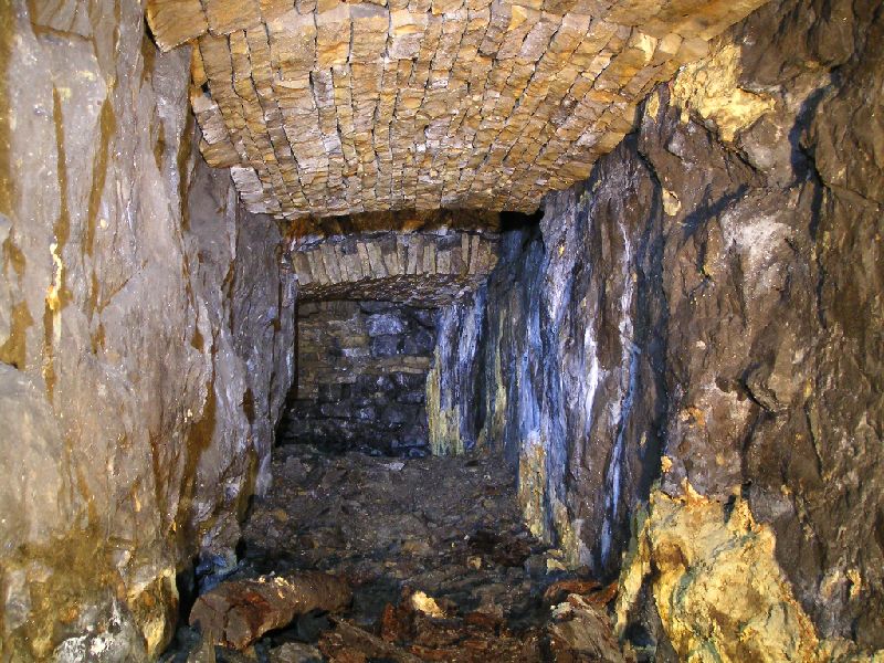 lowflats_flatarching.jpg - The left branch of the junction leads into an area of stoping with 'flat' arch roofing.