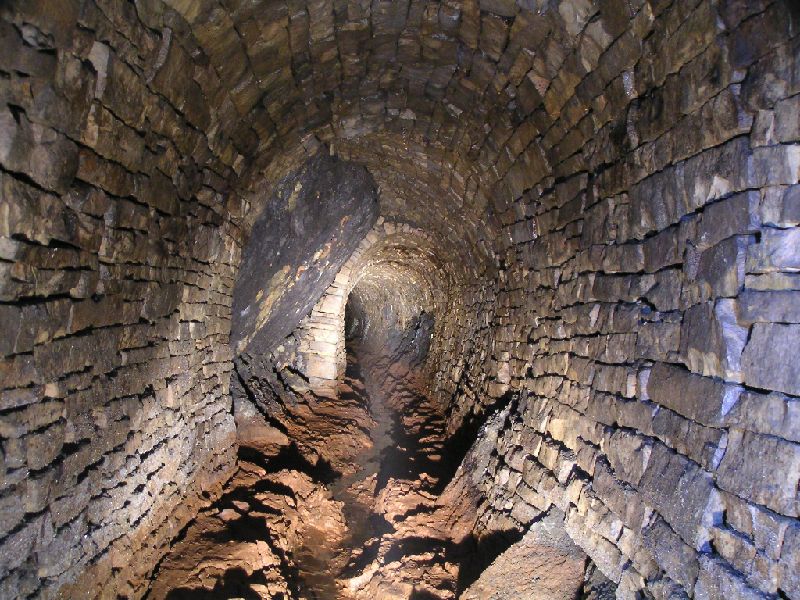 middlecleugh_chxv_arching2.jpg - Cow Hill Cross Vein, arching and how it is blended into out croppings of rock.