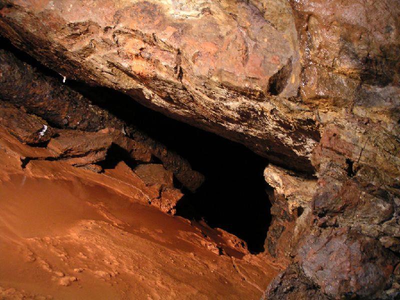 middlecleugh_chxv_orchsump1.jpg - Approaching the forehead now, and this gunked up sump could be seen. No where to place the camera, hence the angle.