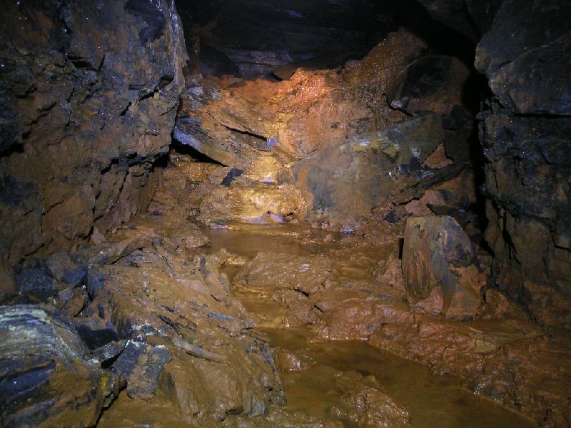 middlecleugh_chxv_riseformation1.jpg - The forehead of Cow Hill Cross Vein. Large slabs of shale and orche.