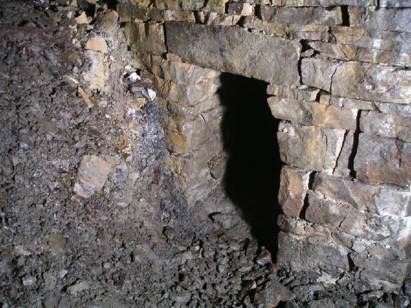 middlecleugh_climbingway1.jpg - By the blockage is this little rabbit hole that leads to the big wooden lined shaft known as the climbing way.