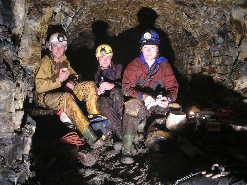 middlecleugh_lunch.jpg - Lunch at the end of the road. The blockage on the west side is behind us.