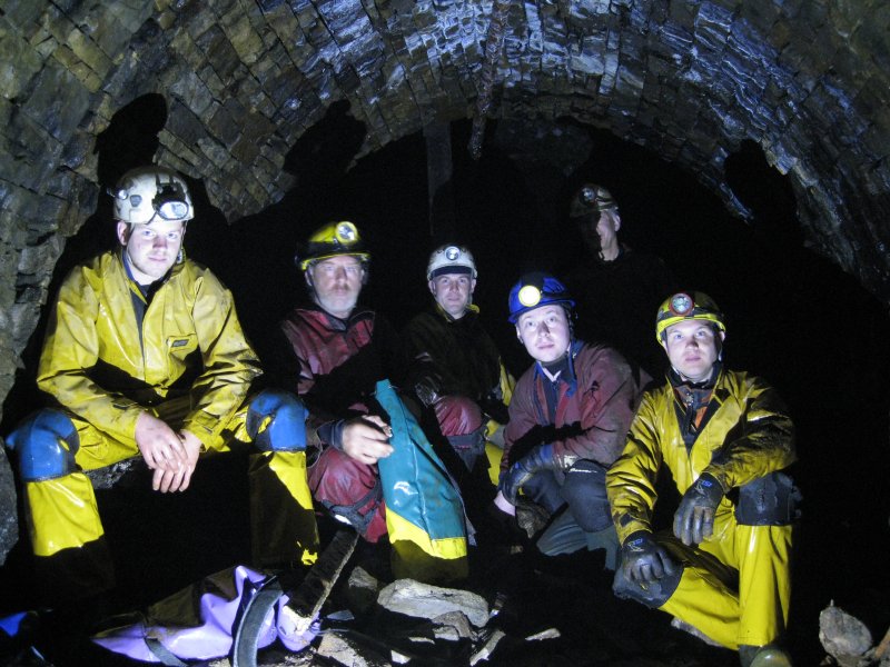 12_caplecleughmiddlecleughsump-11-04.jpg - 11:04: Quick break at the Middlecleugh Sump, a stones throw from the Double Rise.