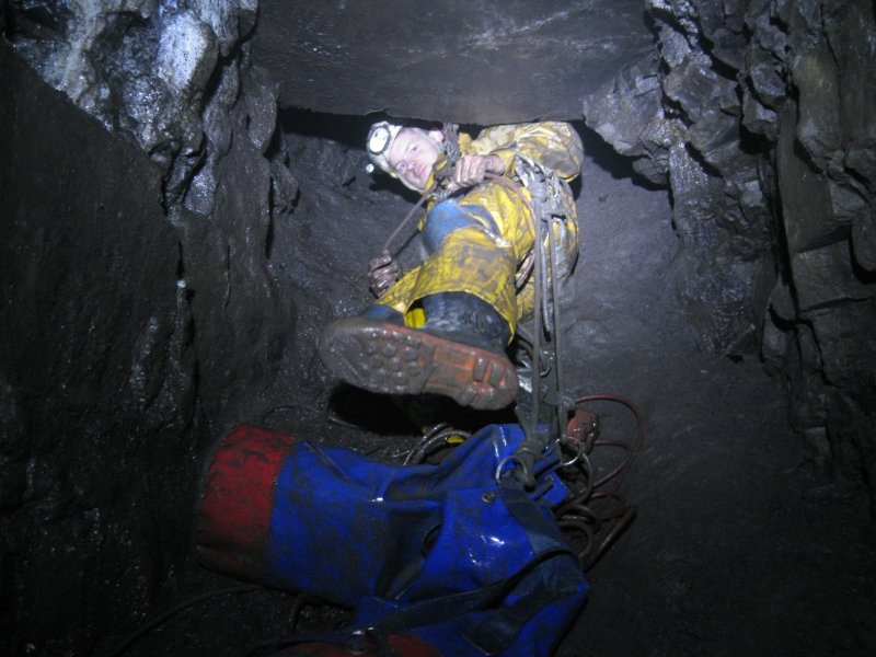 31_sbxveinlevel_brownsrise-spete-16-17.jpg - 16:17: Student Pete, pulling the ropes down. Scaleburn Cross Vein Level, on the Brownley Hill horizon.
