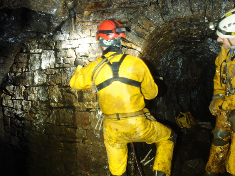 P4017304.JPG - Replacing the pegs on the 2nd pitch, leading to the crosscut.