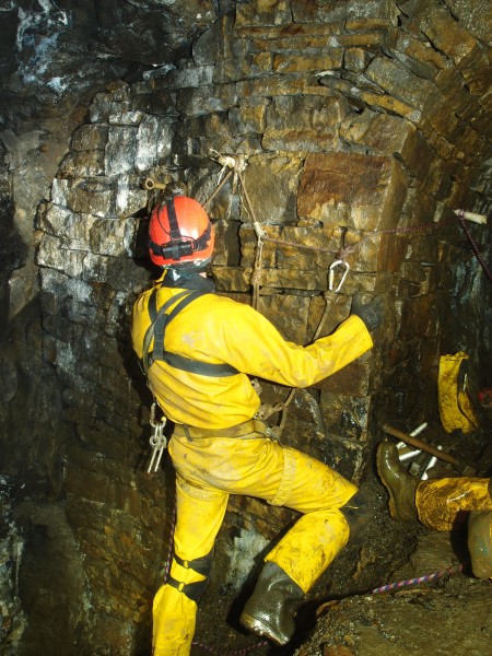 P4017307.JPG - Replacing the pegs on the 2nd pitch, leading to the crosscut. And yes, the rope did get protected on the corner.